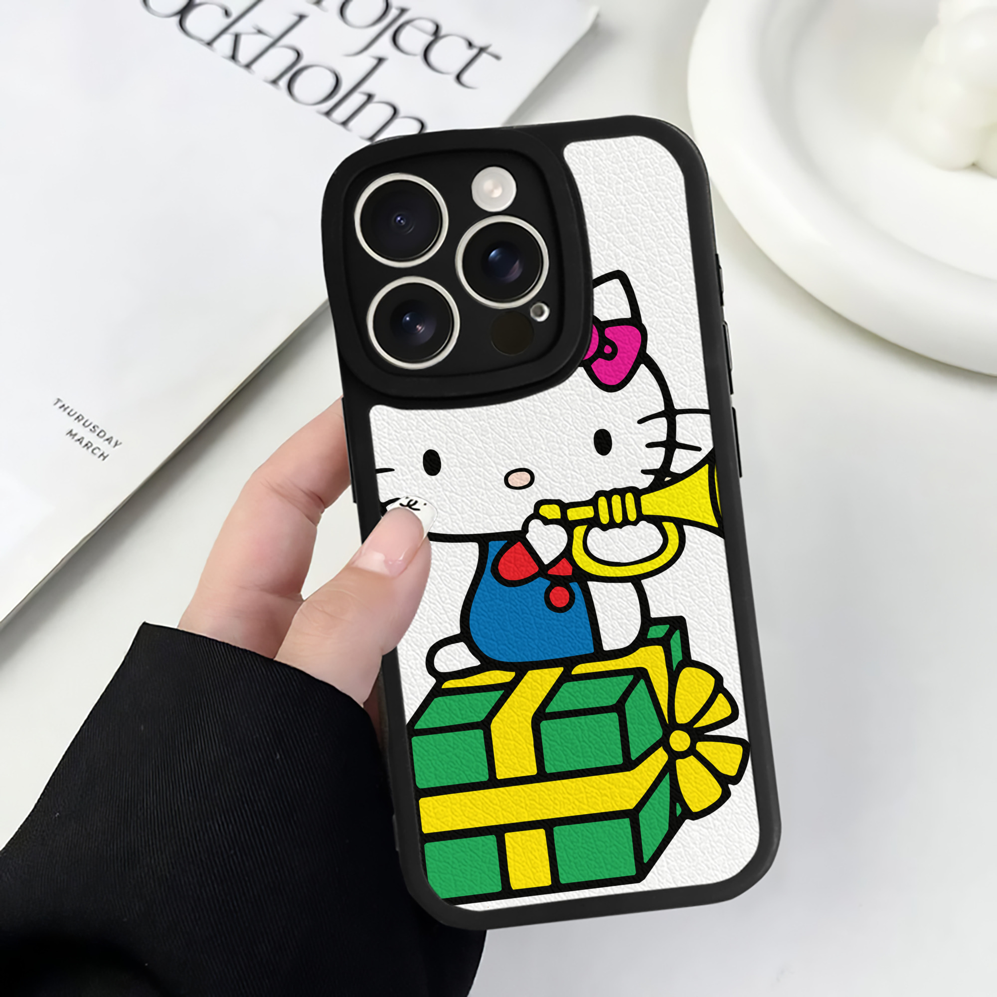 （画像用） Hello Kitty ハローキティ 【iPhone 16シリーズ対応】シリコンスマホケース（レザー調） 材質：シリコン